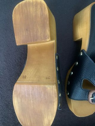 Sandalias/Zuecos Negros y Marrones