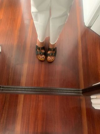 Sandalias/Zuecos Negros y Marrones