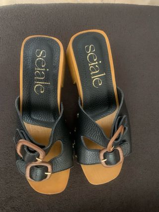 Sandalias/Zuecos Negros y Marrones