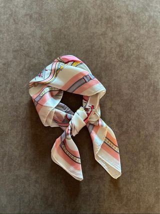 Foulard fantasia rosa e bianco