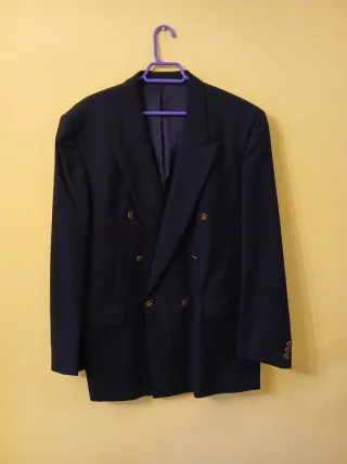 Chaqueta de vestir azul muy oscuro, casi negro. 