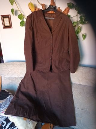 Traje chaqueta y falda marrón