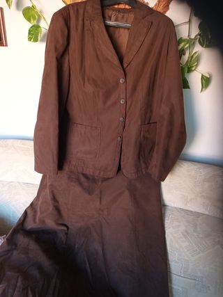 Traje chaqueta y falda marrón