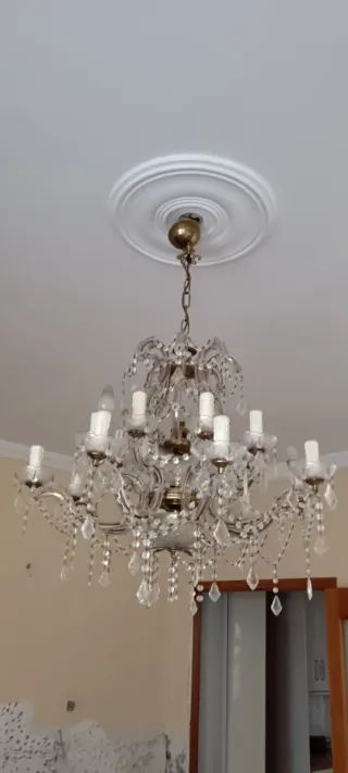 Lámpara de araña de cristal dorada