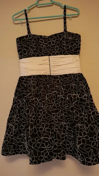 Vestido negro con flores blancas