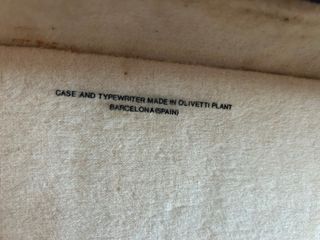 Máquina de escribir Olivetti Lettera 32 con funda