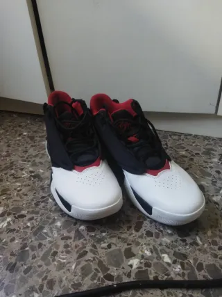 Nike Jordan Max Aura 4 Blancas y Rojas