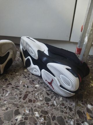 Nike Jordan Max Aura 4 Blancas y Rojas