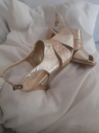 Sandalias doradas de mujer para fiesta. Elda Shoes