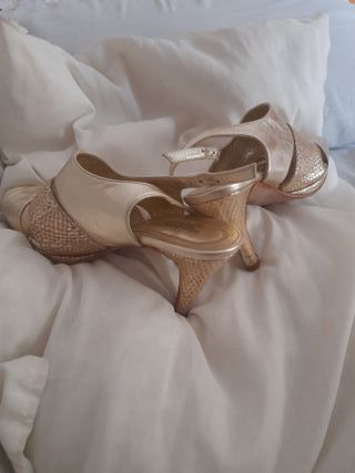 Sandalias doradas de mujer para fiesta. Elda Shoes