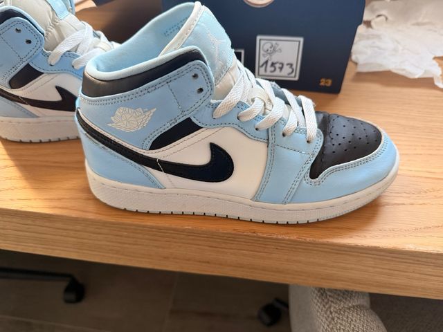 Nike Air Jordan 1 Mid Azul y Negro