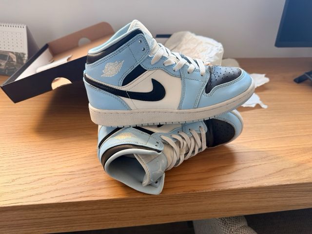 Nike Air Jordan 1 Mid Azul y Negro