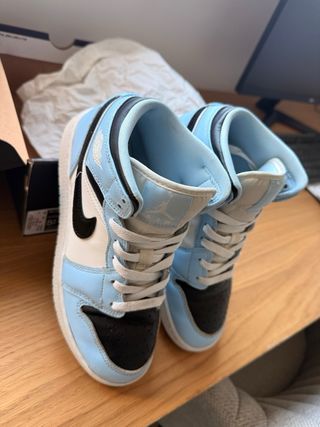 Nike Air Jordan 1 Mid Azul y Negro
