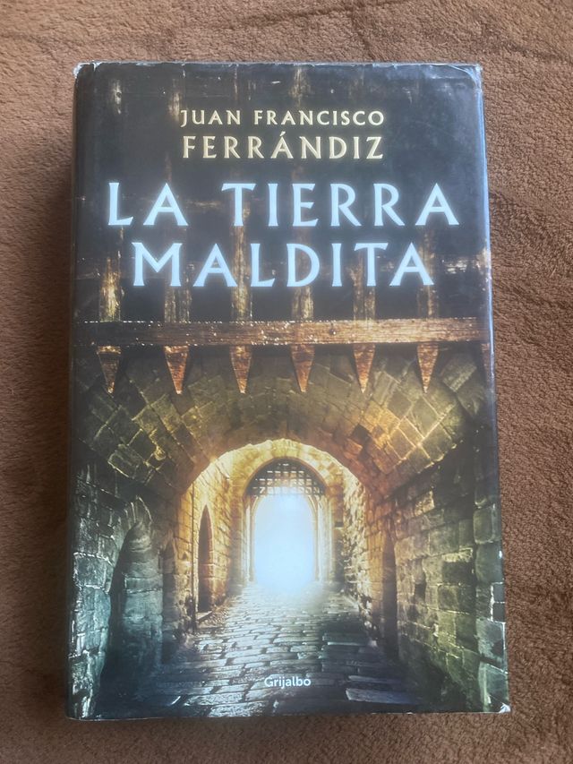 La tierra maldita / The Cursed Land (Spanish Ed...