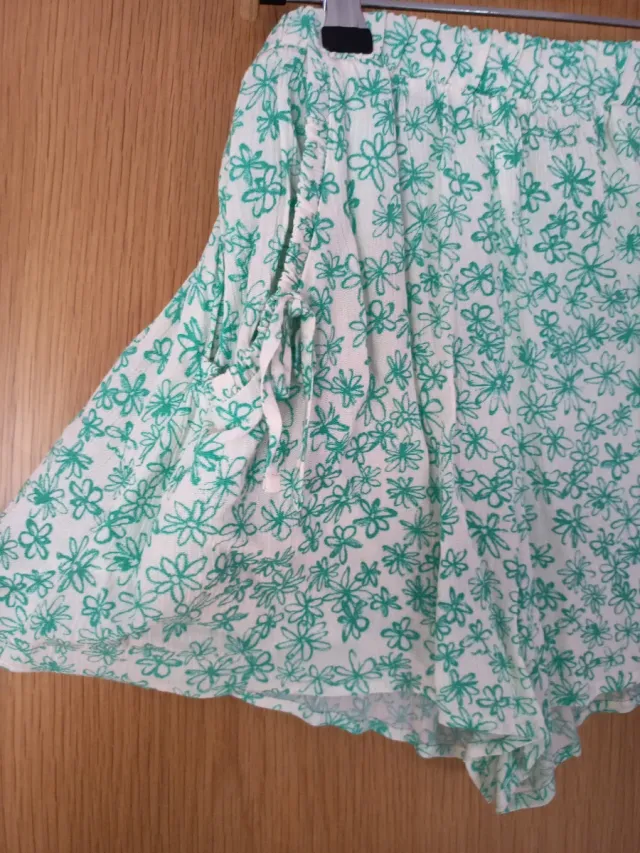 Falda pantalón floral verde y blanco