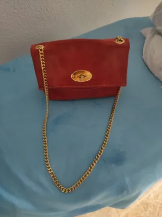 Bolso elegante rojo con cadena dorada