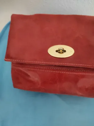 Bolso elegante rojo con cadena dorada