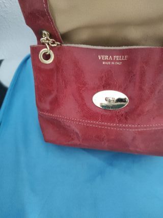 Bolso elegante rojo con cadena dorada