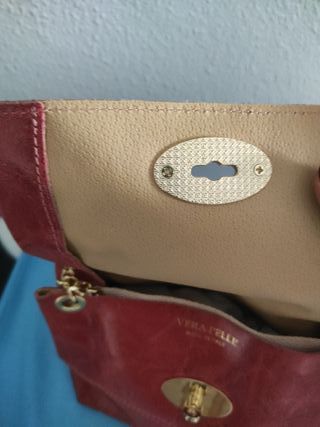 Bolso elegante rojo con cadena dorada