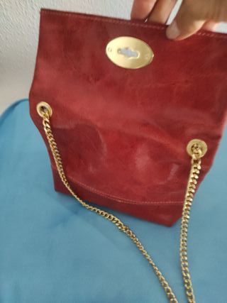 Bolso elegante rojo con cadena dorada