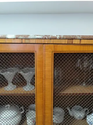 Alacena de madera con puertas de granero