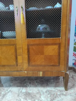 Alacena de madera con puertas de granero