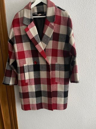 Chaquetón cuadros beige y rojo