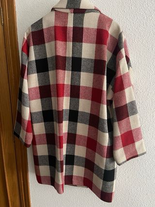 Chaquetón cuadros beige y rojo