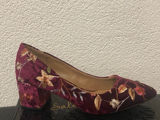 Zapatos de tacón bajo, bordados en color burdeos.