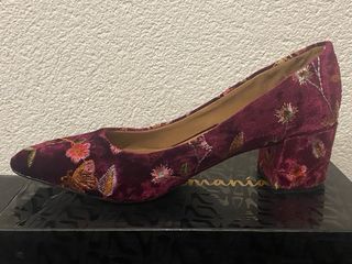 Zapatos de tacón bajo, bordados en color burdeos.