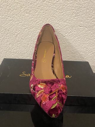 Zapatos de tacón bajo, bordados en color burdeos.