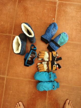 Botas 29 y guantes de nieve para niños de 6 años.