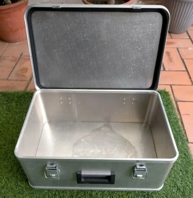 Maleta de aluminio plateada