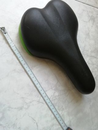 Sillín de bicicleta negro con base verde.