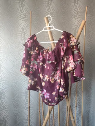 Blusa morada floral hombros descubiertos l