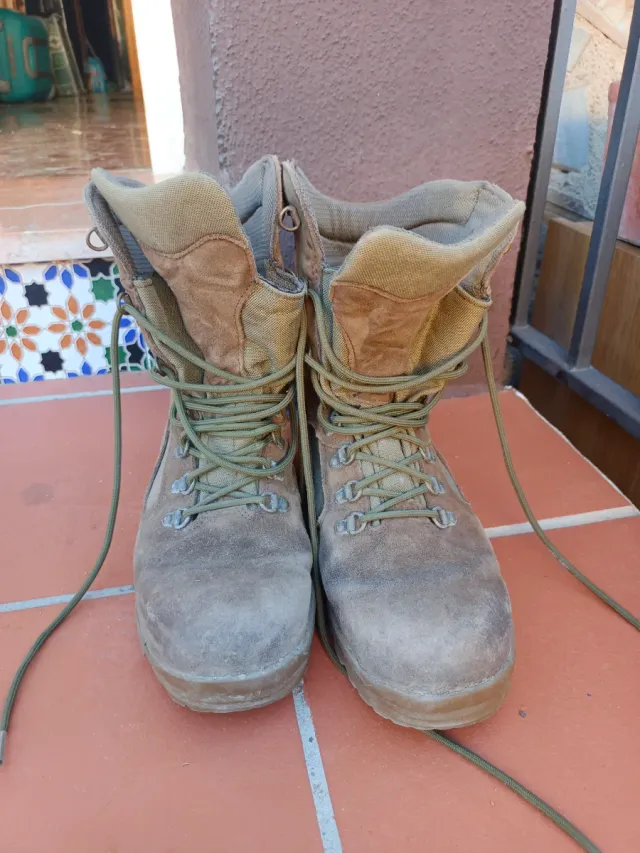 Botas militares beige y verde