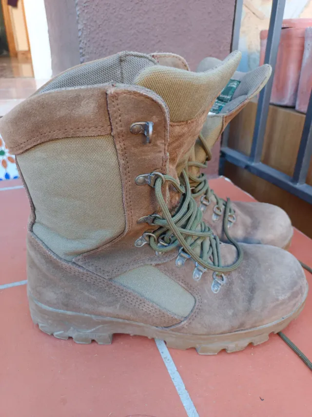 Botas militares beige y verde