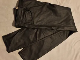 Pantalón efecto piel negro