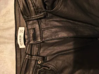 Pantalón efecto piel negro