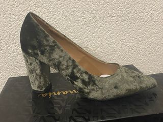 Zapatos de tacón verde oliva elegantes