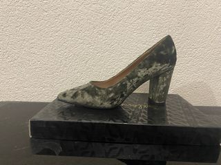 Zapatos de tacón verde oliva elegantes