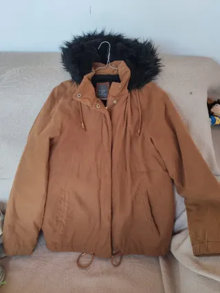 Chaqueta Primark con capucha negra