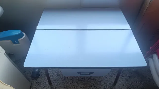 Mesa plegable azul y blanca con cajón