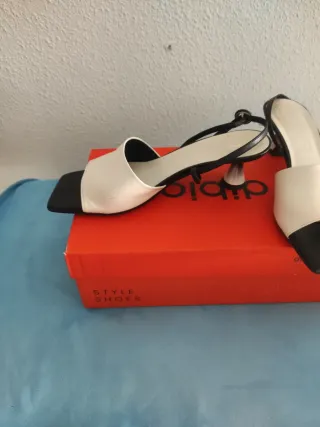 Zapatos/ sandalia de 
Piel Talla 36 Negros y Blanc