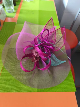 Tocado de fiesta rosa y morado