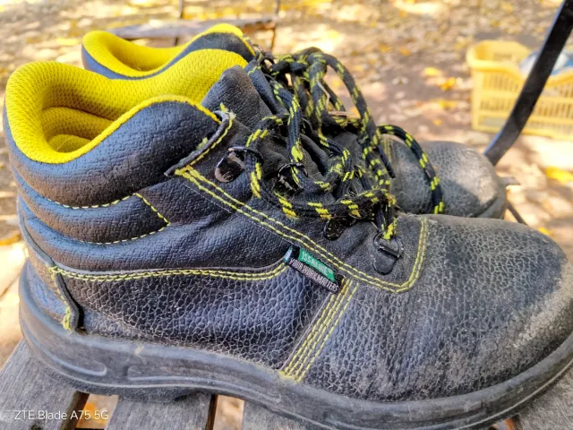 Botas de trabajo negras y amarillas