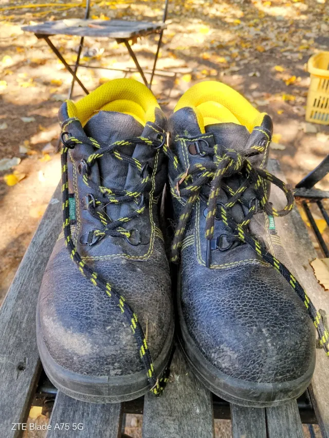 Botas de trabajo negras y amarillas