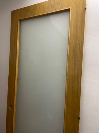 Puerta de madera con cristal en relieve -Guardada!