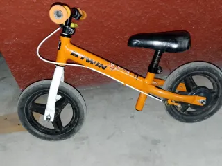 Bicicleta de equilibrio infantil naranja btwin