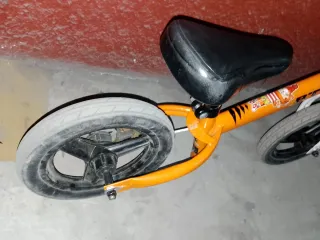 Bicicleta de equilibrio infantil naranja btwin